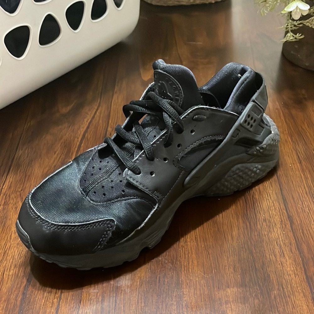 Black Nike Shoes. Gently used. Size 8.5